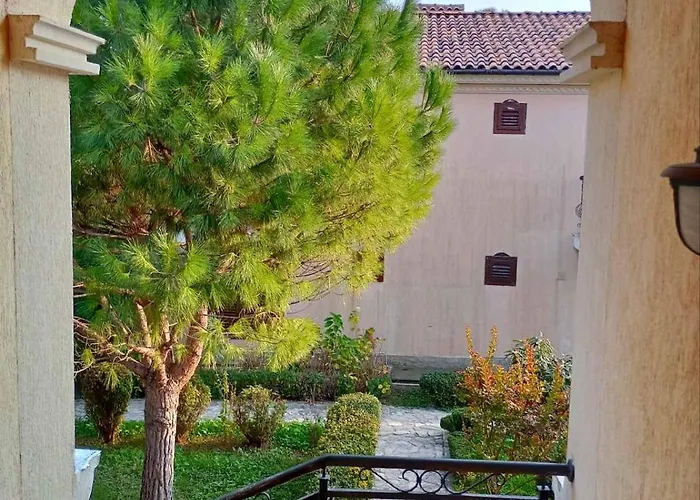 Holiday home 300m From Private Romana Royal Castle